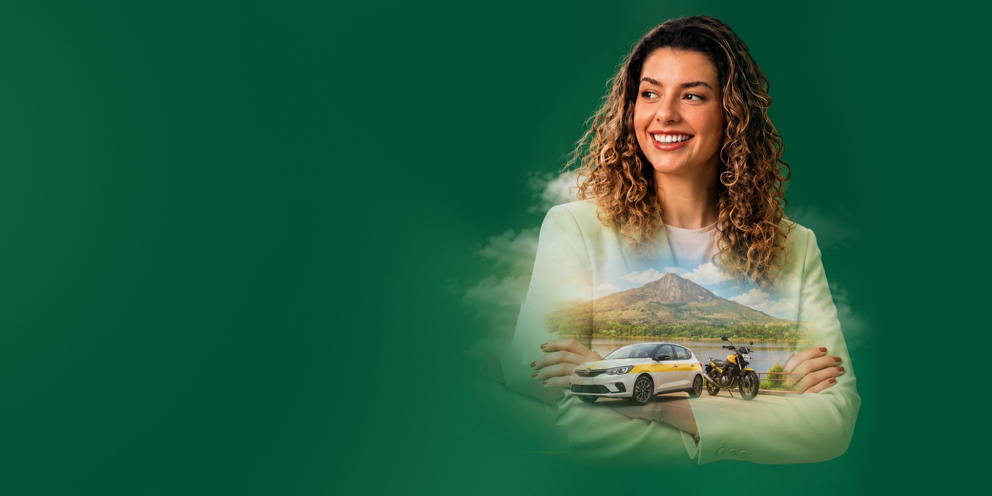 Mulher sorrindo de braços cruzados, com carro, moto e a paisagem de Governador Valadares